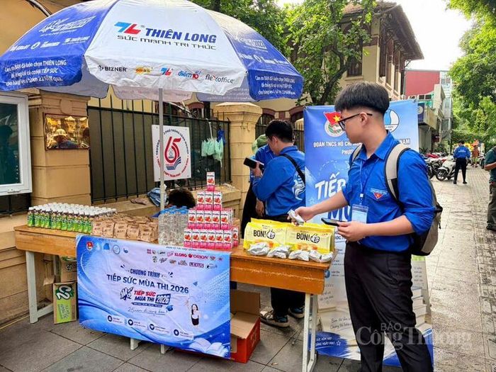 Các câu lạc bộ tình nguyện viên hướng dẫn, hỗ trợ nước uống và cung cấp thông tin cần thiết cho phụ huynh tại khu vực điểm thi. Ảnh: Minh Hương