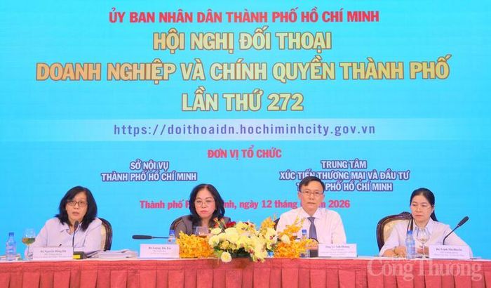 Lãnh đạo Sở Nội vụ cùng đại diện các sở, ngành đã trực tiếp giải đáp hơn 45 câu hỏi, kiến nghị của doanh nghiệp tại hội nghị.