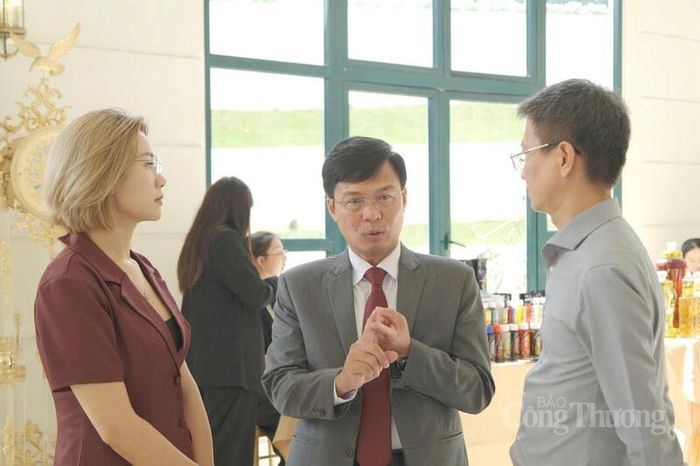 Ông Đinh Văn Tuấn, Phó Chủ tịch UBND tỉnh Lâm Đồng trao đổi bên lề hội thảo với các doanh nghiệp. Ảnh: Lê Sơn
