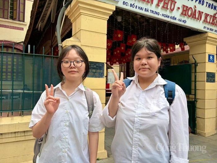Em Phương Quyên và em Khánh Vy, học sinh Trường THPT Nguyễn Văn Tố, trao đổi với phóng viên về đề thi Lịch sử và Địa lý sau khi kết thúc kỳ thi tốt nghiệp THPT 2026. Ảnh: Minh Hương