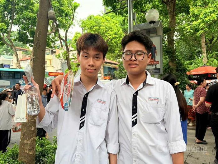 Hai thí sinh Minh Quang và Tuấn Nghĩa, học sinh Trường THPT Trần Phú dự thi tổ hợp môn Hóa, Sinh. Ảnh: Minh Hương
