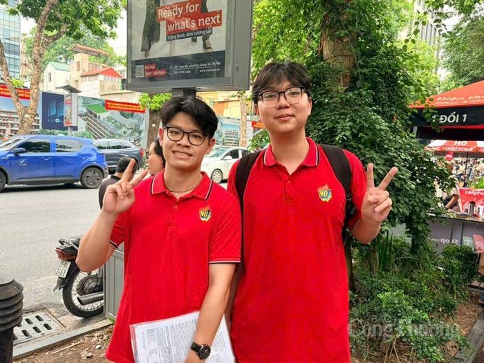 Em Thịnh Anh và em Nguyễn Quý Đạt chia sẻ những dự định sau kỳ thi, từ xét tuyển đại học đến kế hoạch du học. Ảnh: Minh Hương