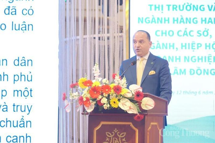Ngài Thamer Mohammed A. Algosaibi, Đại sứ đặc mệnh toàn quyền Vương quốc Ả-rập Xê-út tại Việt Nam thông tin tại hội thảo. Ảnh: Lê Sơn