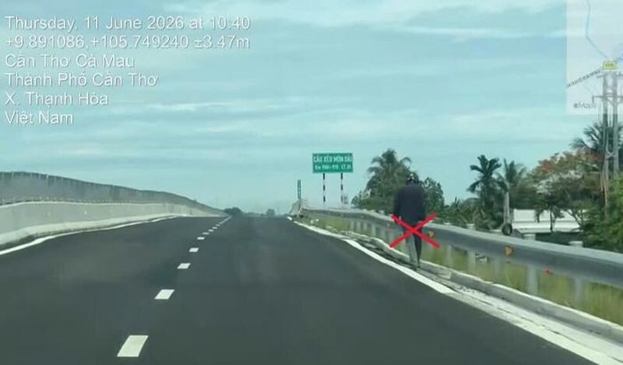 Lực lượng cảnh sát giao thông xử lý trường hợp người đàn ông đi bộ vào đường cao tốc. Ảnh: Cục Cảnh sát giao thông