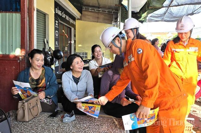 Tận dụng khoảng thời gian phụ huynh ngồi chờ con ngoài cổng trường, tuổi trẻ ngành điện đã tích cực tuyên truyền đến người dân về việc sử dụng điện tiết kiệm, an toàn và hiệu quả trong mùa nắng nóng