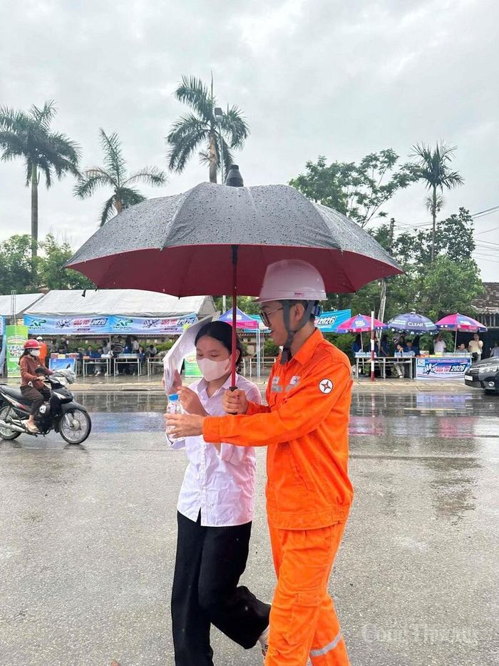 Các đoàn viên, thanh niên và nhân viên Công ty Điện lực Hà Tĩnh đã che ô, đón từng em học sinh từ cổng trường, dẫn các em vào tận phòng thi.