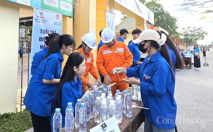 Trong suốt các ngày thi, các đoàn viên thanh niên đã tích cực triển khai các hoạt động tiếp sức, phát nước uống miễn phí, hỗ trợ và động viên tinh thần các thí sinh cùng các bậc phụ huynh.
