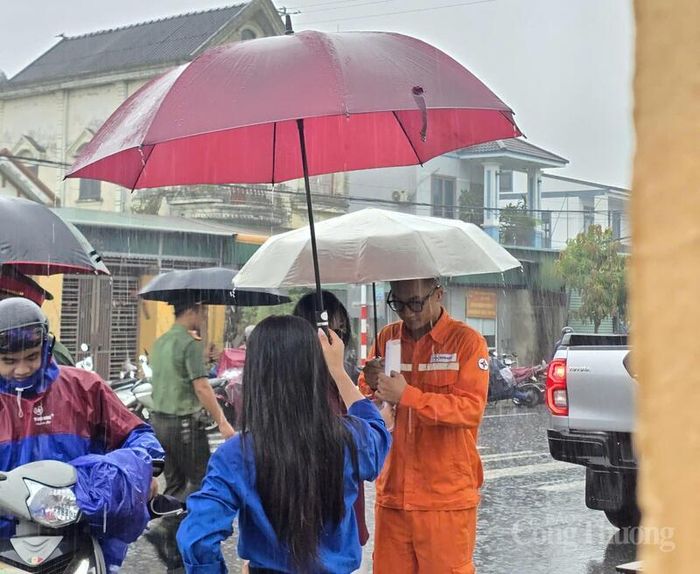 Thời tiết tại một số địa phương trên địa bàn tỉnh bất ngờ xảy ra mưa lớn vào ngay thời điểm các em chuẩn bị bước vào trường thi.
