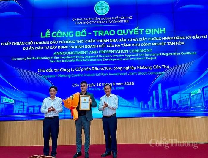 Nghi thức trao Quyết định chủ trương đầu tư và Nghi thức trao Giấy Chứng nhận Đăng ký đầu tư. Ảnh: Khánh Ngọc.