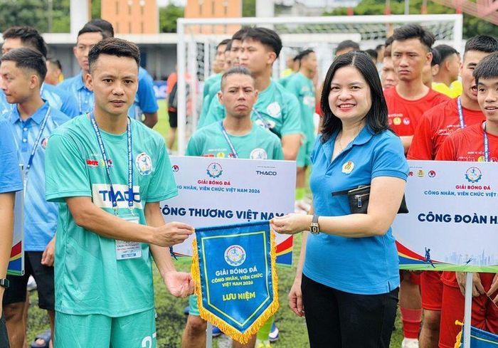 Đội bóng đá Công đoàn Công Thương 1 nhận cờ lưu niệm Giải đấu
