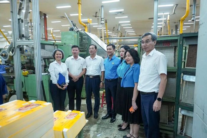 Đồng chí Lê An Hải – Chủ tịch Công đoàn Công Thương, đồng chí Hồ Kỳ Quốc Hùng - Chủ tịch Công đoàn Tổng công ty thăm xưởng sản xuất Công ty Thuốc lá Thăng Long