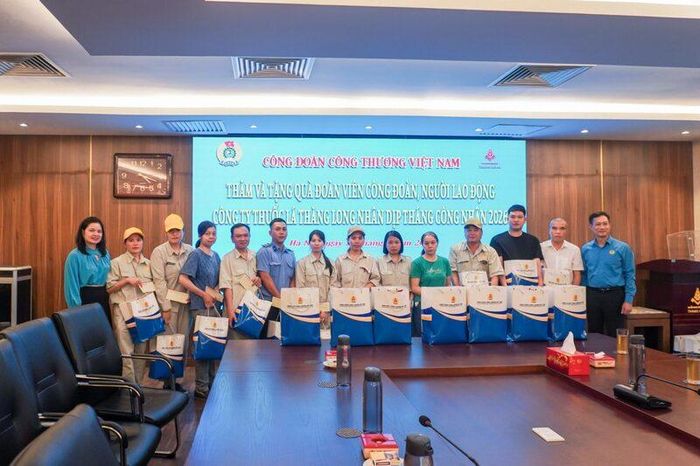 Ông Lê An Hải – Chủ tịch Công đoàn Công Thương Việt Nam và bà Lê Thị Đức – Phó Chủ tịch Công đoàn Công Thương Việt Nam tặng quà cho người lao động khó khăn nhân dịp Tháng Công nhân