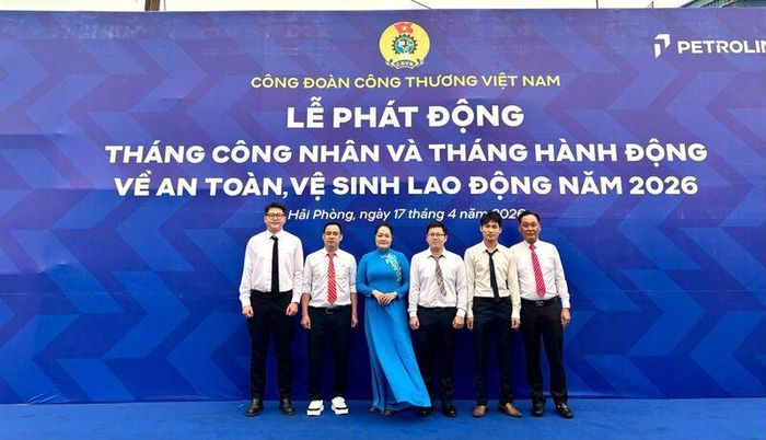 Công nhân giỏi và An toàn vệ sinh viên tiêu biểu thuộc các CĐCS dự Lễ phát độngTháng Công nhân và nhận khen thưởng