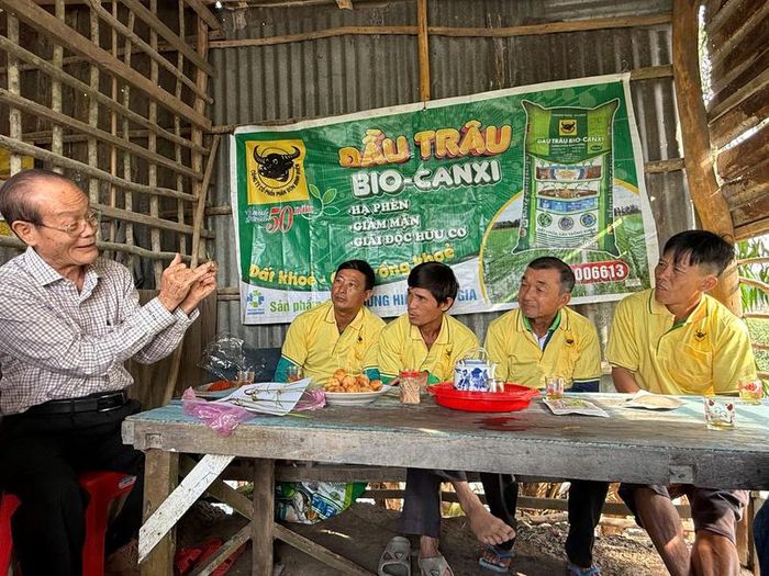 Chuyên gia chương trình “Hành trình xanh - Đất khỏe - Cây trồng khỏe” đang trao đổi tại buổi hội thảo nhỏ đầu bờ chia sẻ kinh nghiệm xử lý ngộ độc hữu cơ, hạ phèn bằng sản phẩm Đầu Trâu Bio-Canxi của Công ty Cổ phần Phân bón Bình Điền.