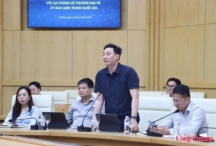 Vụ trưởng Vụ Pháp chế Ngô Đức Minh phát biểu, thảo luận về nội dung liên quan đến công tác cảnh báo sớm trong phòng vệ thương mại.