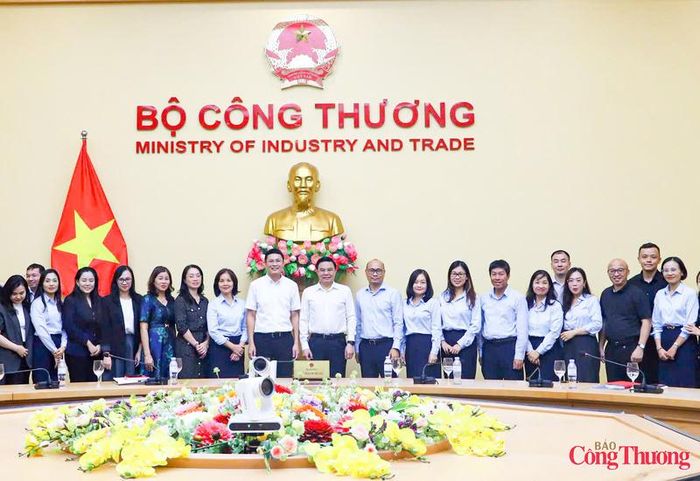 Bộ trưởng Lê Mạnh Hùng chụp ảnh chung với cán bộ, công chức Cục phòng vệ thương mại và Ủy ban Cạnh tranh Quốc gia.