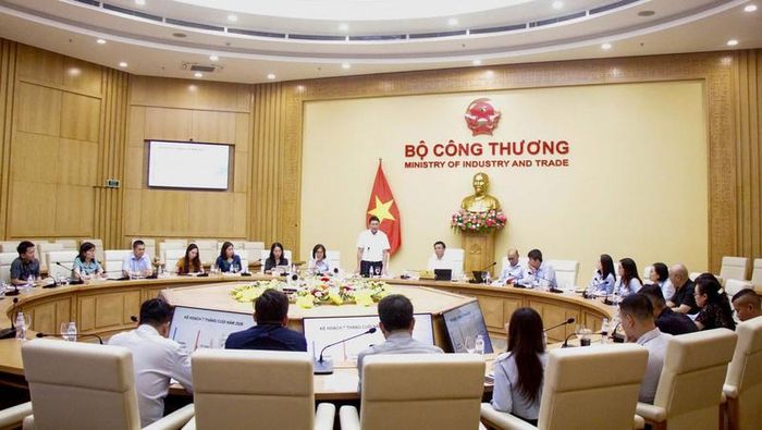 Chủ tịch Ủy ban Cạnh tranh Quốc gia Trịnh Anh Tuấn phát biểu tại buổi làm việc.