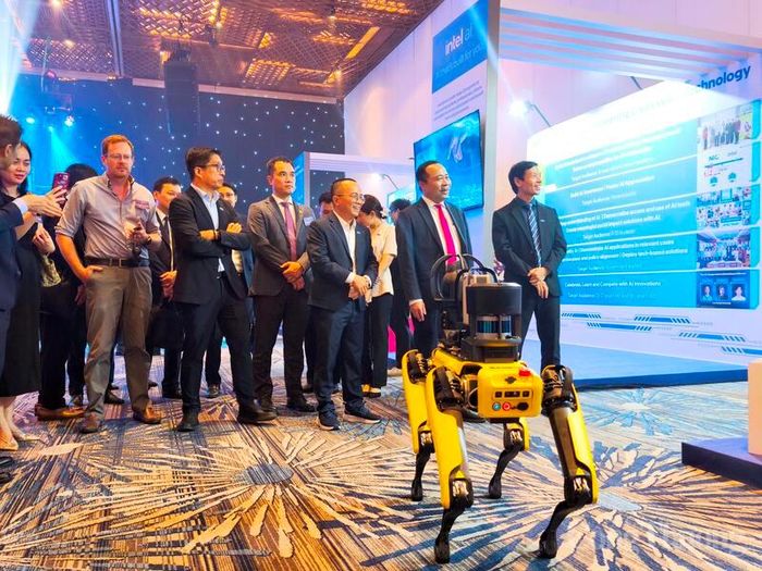Chó robot của hãng Boston Dynamics sử dụng chip của Intel tại buổi lễ. Ảnh: Thừa Ngọc