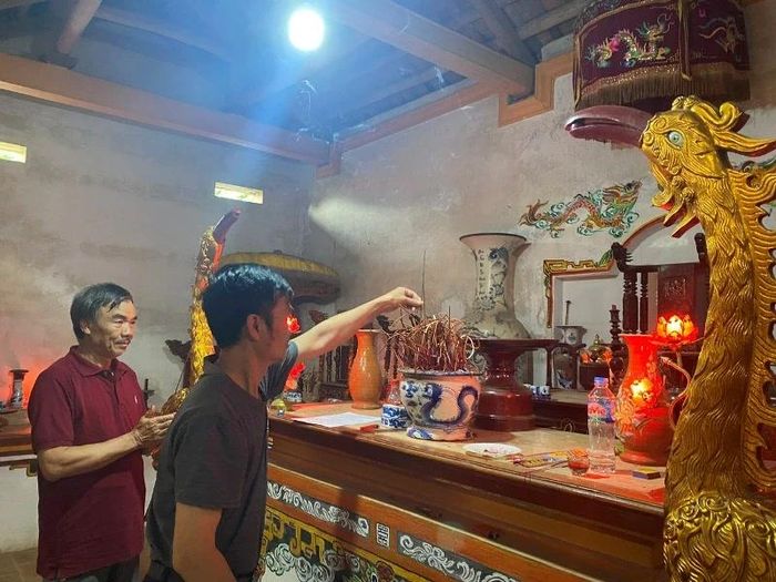 Bên trong di tích là nơi thờ Quận công Mai An Dũng và các bậc tiền nhân.