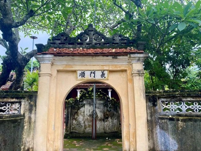 Cổng ngoài di tích.