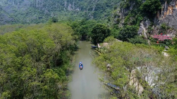 Từ một vùng đất còn nhiều nét hoang sơ đến điểm du lịch sinh thái, tâm linh được nhiều người biết đến, Kim Sơn đã có những đổi thay tích cực theo dòng chảy thời gian. Tuy nhiên, điều làm nên sức hút của nơi đây vẫn chính là vẻ đẹp nguyên bản của núi non, hồ nước và sự yên bình vốn có để trở thành một trong những điểm đến thú vị trên bức tranh du lịch xứ Thanh.