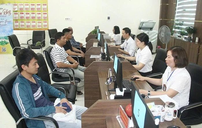Công chức phường Hàm Rồng giải quyết thủ tục hành chính cho người dân.