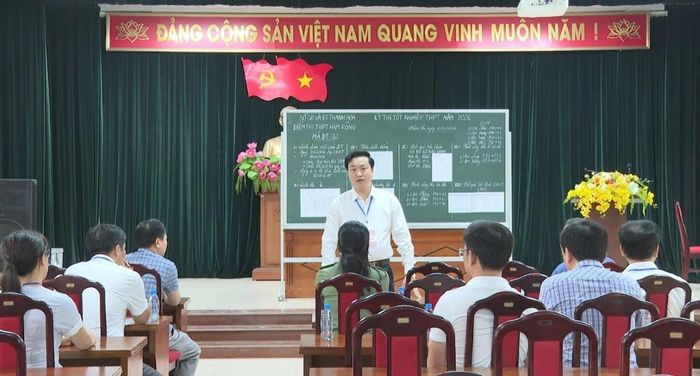 Giám đốc Sở GD&amp;ĐT, Chủ tịch Hội đồng thi Sở GD&amp;ĐT Thanh Hóa kiểm tra công tác tổ chức thi tại điểm thi Trường THPT Hàm Rồng.