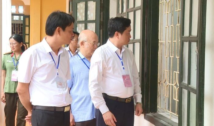 Đoàn công tác kiểm tra tại điểm thi Trường THPT Lý Thường Kiệt.