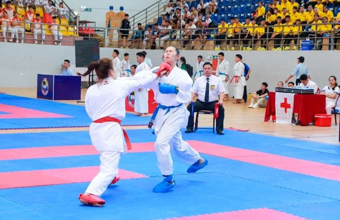 Các VĐV tranh tài sôi nổi, quyết liệt tại giải.