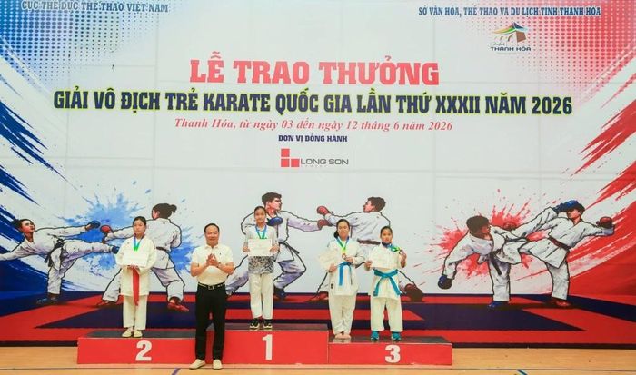 Giám đốc Trung tâm Huấn luyện và Thi đấu thể thao Thanh Hóa Đàm Văn Long trao giải Nhất, Nhì, Ba nội dung Kumite cá nhân nữ, hạng trên 45kg, lứa tuổi 10 - 11.