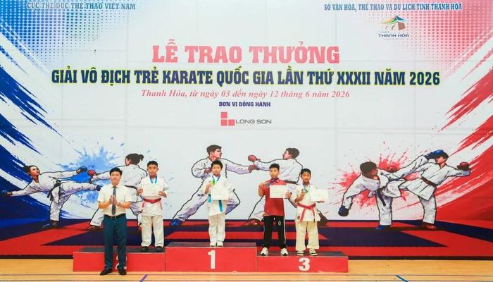 Phó Giám đốc Sở Văn hóa, Thể thao và Du lịch Thanh Hóa, Trưởng ban Tổ chức giải Nguyễn Duy Tự trao giải Nhất, Nhì, Ba nội dung Kumite cá nhân nam, lứa tuổi 10 - 11.