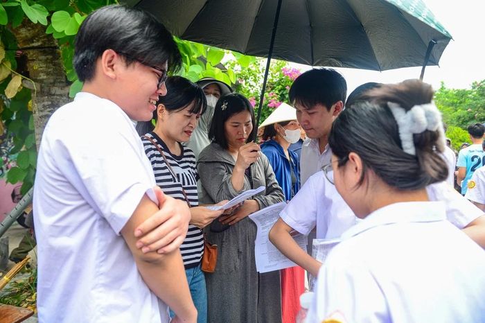 Nhiều phụ huynh cũng có mặt tại các điểm thi từ sớm để chờ đón con em hoàn thành kỳ thi quan trọng. Khi thấy con bước ra khỏi cổng trường với nụ cười trên môi, nhiều phụ huynh không giấu được niềm xúc động.