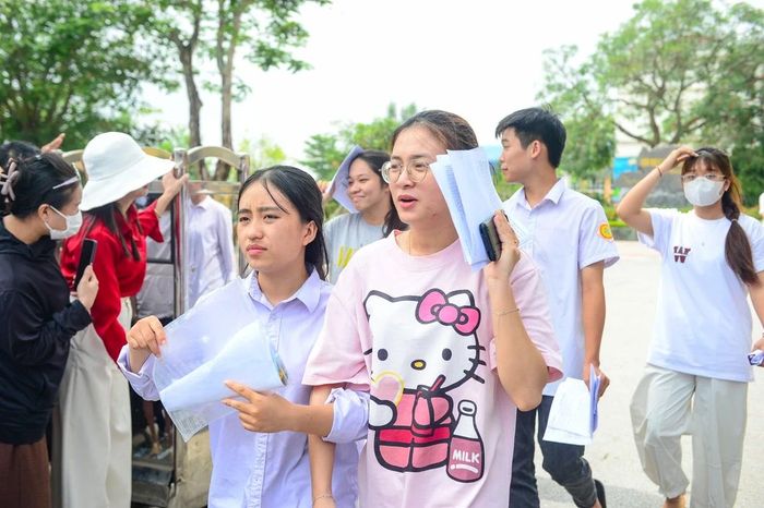 Đối với nhiều học sinh lớp 12, kỳ thi tốt nghiệp THPT không chỉ là cuộc kiểm tra kiến thức sau 12 năm đèn sách mà còn là dấu mốc quan trọng trên hành trình trưởng thành, mở ra những lựa chọn cho tương lai.