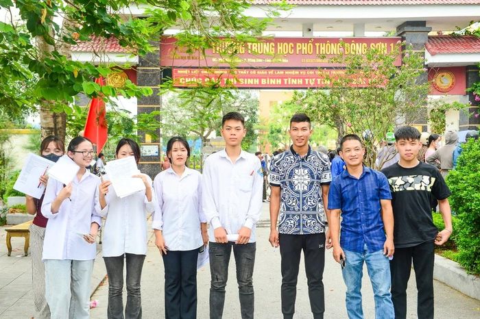 Bên cạnh niềm vui vì hoàn thành kỳ thi, nhiều thí sinh cũng dành thời gian lưu lại những kỷ niệm cuối cùng bên bạn bè và thầy cô. Những tấm ảnh tập thể, những lời chúc dành cho nhau hay những cái bắt tay hẹn gặp lại đã tạo nên bầu không khí đầy cảm xúc tại các điểm thi.