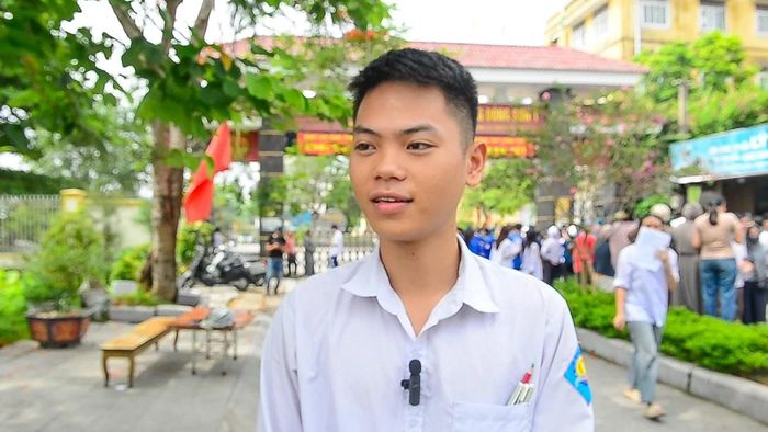 Em Lê Đăng Toản cho biết, bản thân khá hài lòng với kết quả làm bài ở các môn tự chọn. “Sau khi hoàn thành kỳ thi em cảm thấy khá là hài lòng. Ngay bây giờ, về nhà em sẽ dành thời gian nghỉ ngơi, vui chơi để tự thưởng cho mình sau cả một năm học ôn luyện căng thẳng”.