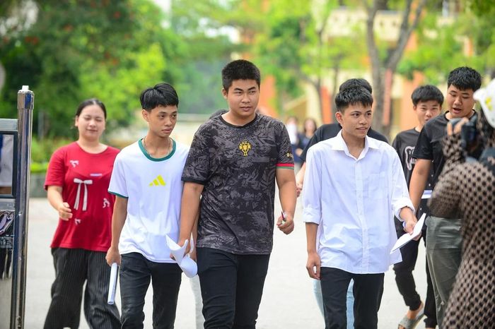 Sau kỳ thi, mỗi học sinh sẽ lựa chọn cho mình một hướng đi riêng, từ cánh cửa Đại học, Cao đẳng đến các cơ hội học nghề và việc làm khác.