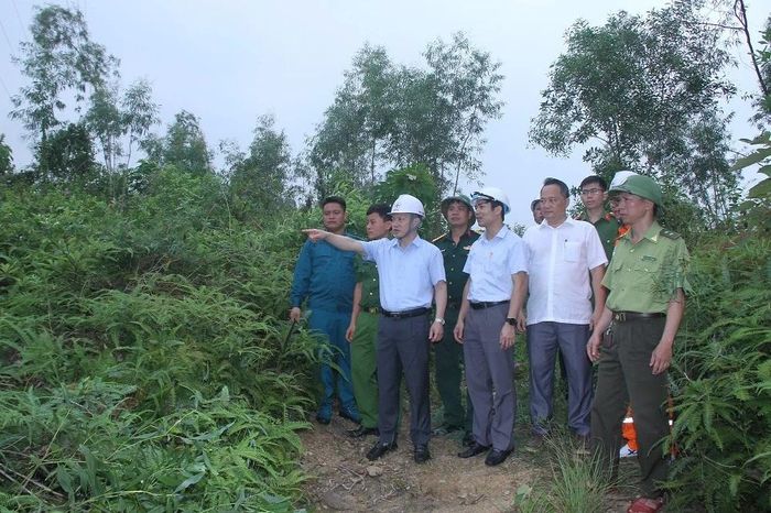 Ông Hoàng Hải, Giám đốc Công ty Điện lực Thanh Hóa và lãnh đạo xã Triệu Lộc trực tiếp chỉ đạo công tác giải phóng hành lang an toàn lưới điện ngay sau lễ ra quân.