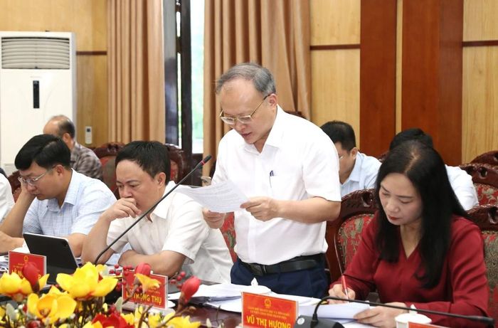 Giám đốc Sở Tài chính Lê Trọng Thụ trình bày các tờ trình liên quan tại phiên họp.