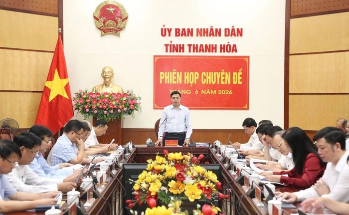 Chủ tịch UBND tỉnh Nguyễn Hoài Anh phát biểu tại phiên họp.