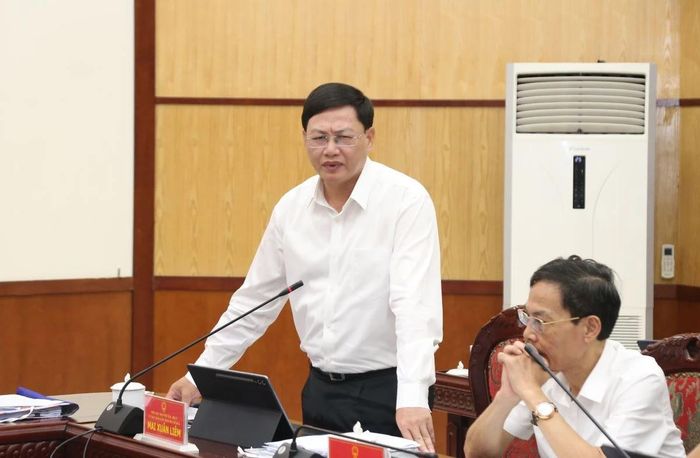 Phó Chủ tịch Thường trực UBND tỉnh Mai Xuân Liêm phát biểu tại phiên họp.