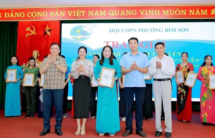 Lãnh đạo phường Bỉm Sơn và Hội LHPN tỉnh trao khen thưởng tác giả tham gia cuộc thi Cuộc thi “Khoảnh khắc yêu thương - Gắn kết mái ấm”.