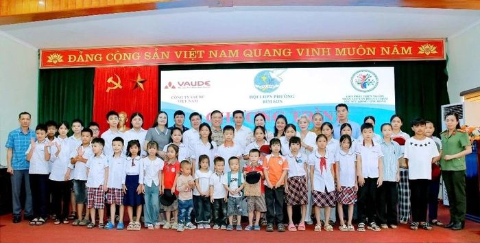Các đồng chí lãnh đạo phường Bỉm Sơn và Hội LHPN tỉnh, các nhà hảo tâm, mẹ đỡ đầu tặng quà và chụp ảnh lưu niệm với các cháu