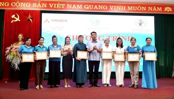 Đại diện lãnh đạo phường Bỉm Sơn và Hội LHPN phường trao khen thưởng cho các cá nhân đã có những đóng góp tích cực thực hiện chương trình “Mẹ đỡ đầu - Kết nối yêu thương”.
