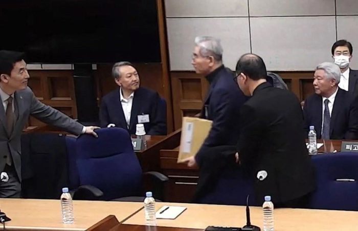 Cựu Tổng thống Hàn Quốc Yoon Suk Yeol trong phiên xét xử. Ảnh: AFP.