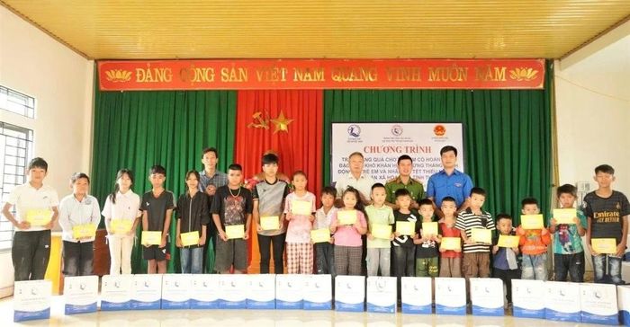 Trao quà cho trẻ em tại hội trường UBND xã Hóa Quỳ.