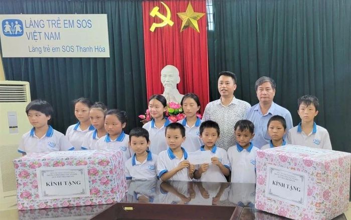 Trung tâm Công tác xã hội – Quỹ Bảo trợ trẻ em trao quà cho trẻ em tại Làng trẻ em SOS Thanh Hóa.