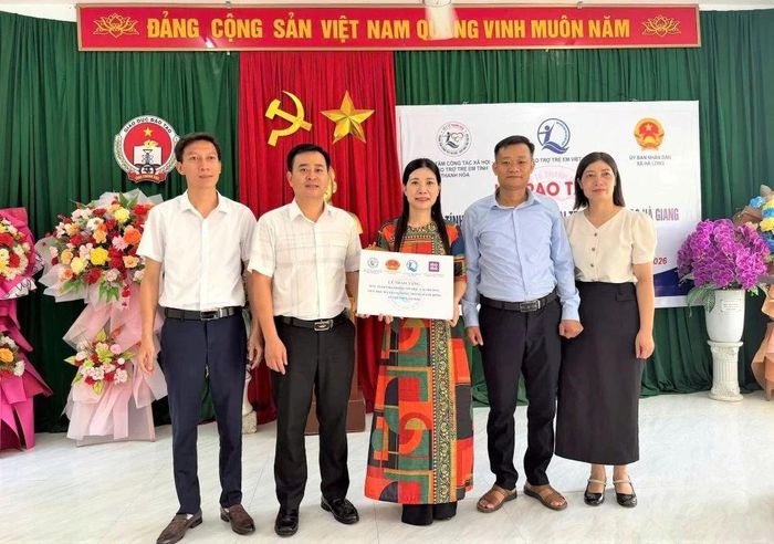 Ông Hoàng Duy Xuyên, Giám đốc Trung tâm công tác xã hội – Quỹ Bảo trợ trẻ em cùng các đại biểu trao quà cho Trường Tiểu học Hà Giang.