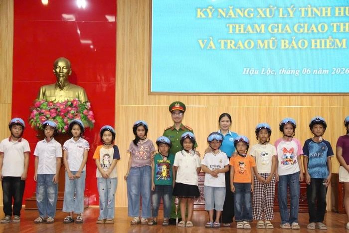 Tại chương trình, đại diện lãnh đạo Hội LHPN tỉnh, xã và lực lượng Công an xã đã trao tặng mũ bảo hiểm cho các em học sinh.