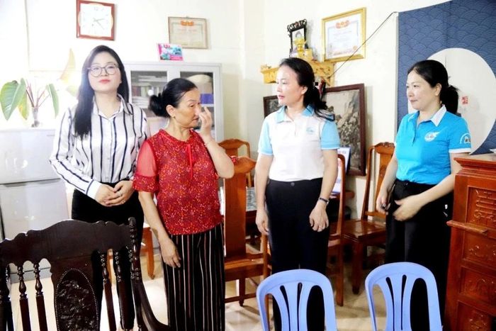 Chủ tịch Hội LHPN tỉnh, Lương Thị Hạnh (người thứ 2 từ phải qua trái) động viên chị Mai.