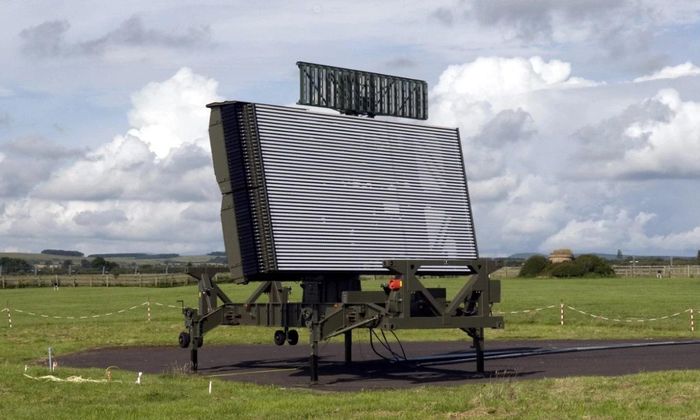 Radar cảnh báo sớm AR-327 đặt trên núi Dukhan. Ảnh: BAE Systems.